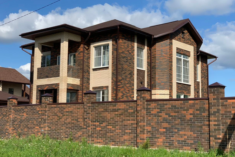 Большой двухэтажный дом