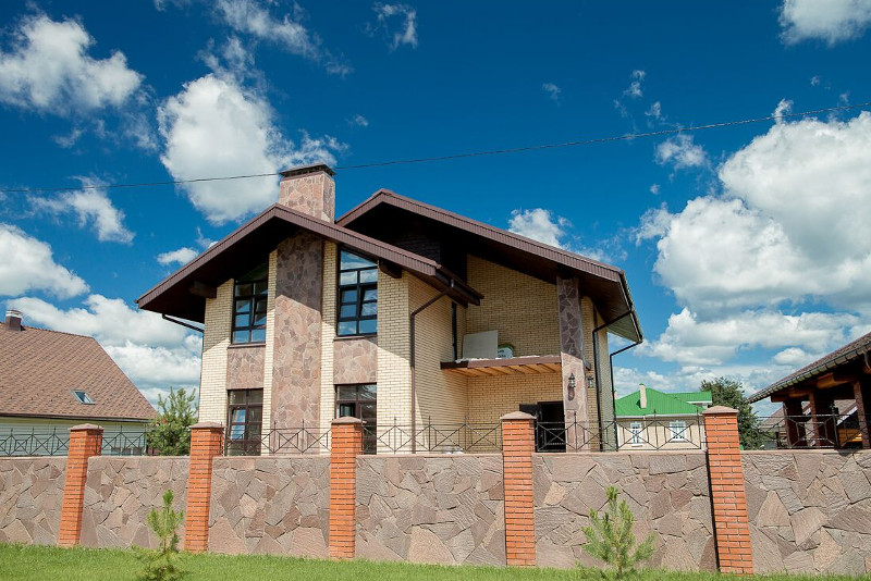 Двухэтажный дом с забором